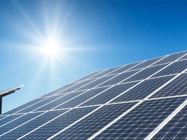 Neoen versorgt die ersten 100 MW des 400-MW-Solarprojekts in Queensland
